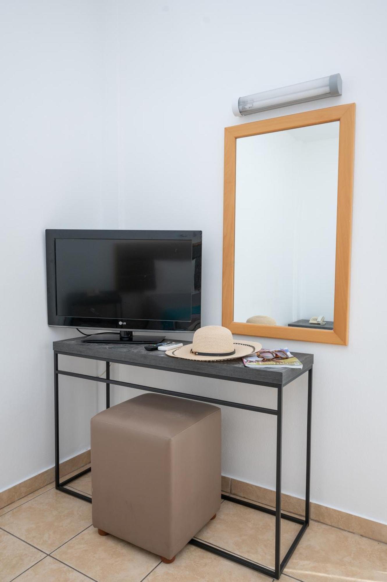 New Famagusta Hotel & Suites アヤナパ エクステリア 写真